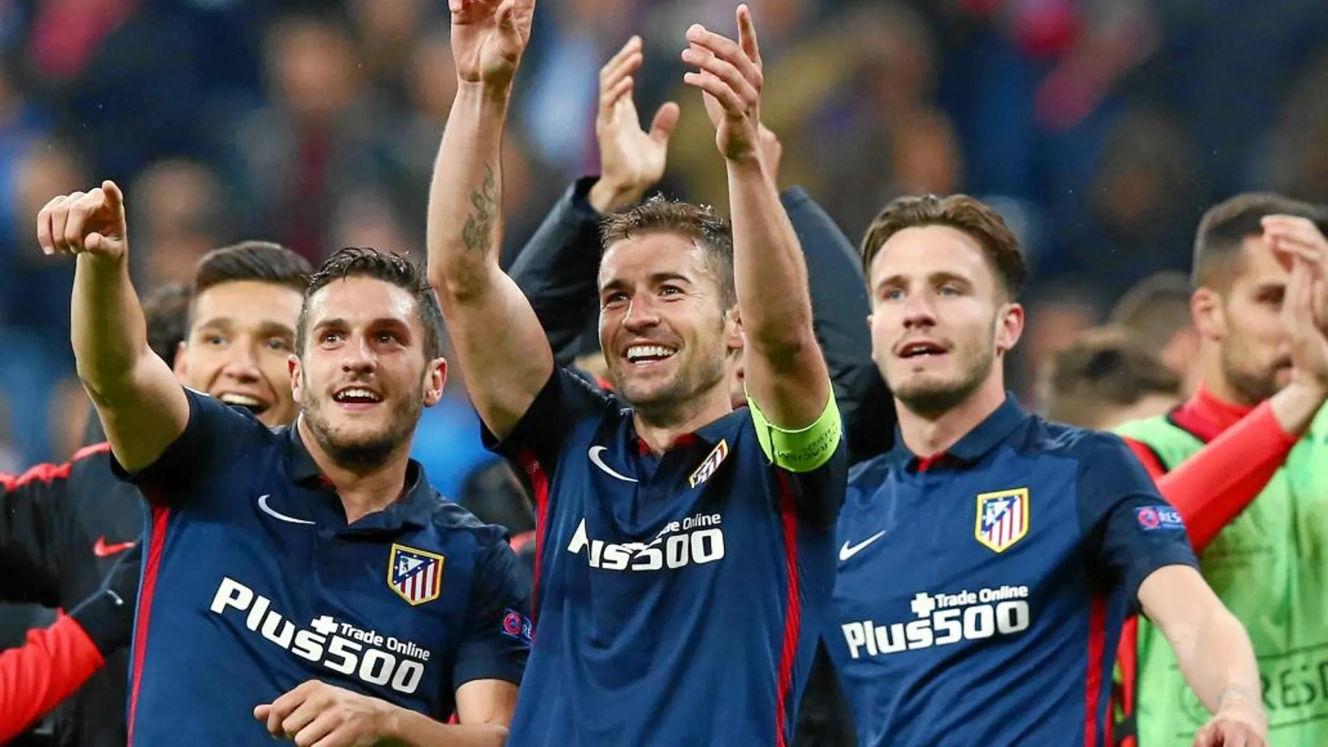 Los jugadores del Atlético saludan a su afición tras superar al Bayern