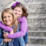 Mari Carmen García, fundadora de la Asociación Afectados por el Síndrome Landau-Kleffner, y su hija Celia