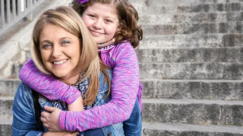 Mari Carmen García, fundadora de la Asociación Afectados por el Síndrome Landau-Kleffner, y su hija Celia