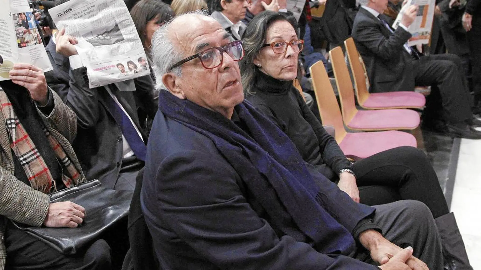 El ginecólogo peruano, junto a su esposa, María Luisa Durán, durante una de las sesiones del juicio en la Audiencia de Barcelona