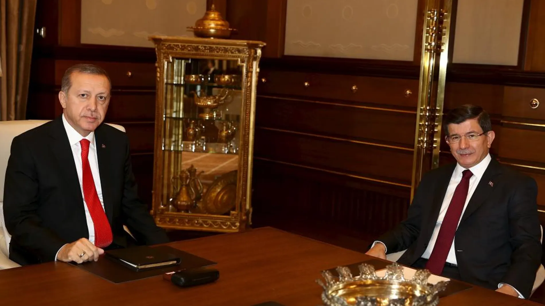 El presidente Tayyip Erdogan con el primer ministro, Ahmet Davutoglu