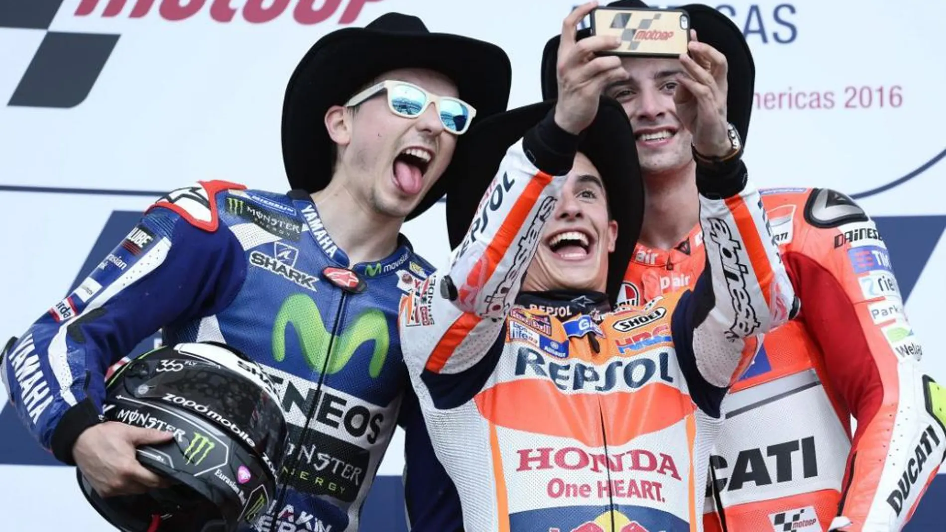 Marc se hizo un selfie en el podio de Austin junto a Jorge Lorenzo y Andrea Iannone
