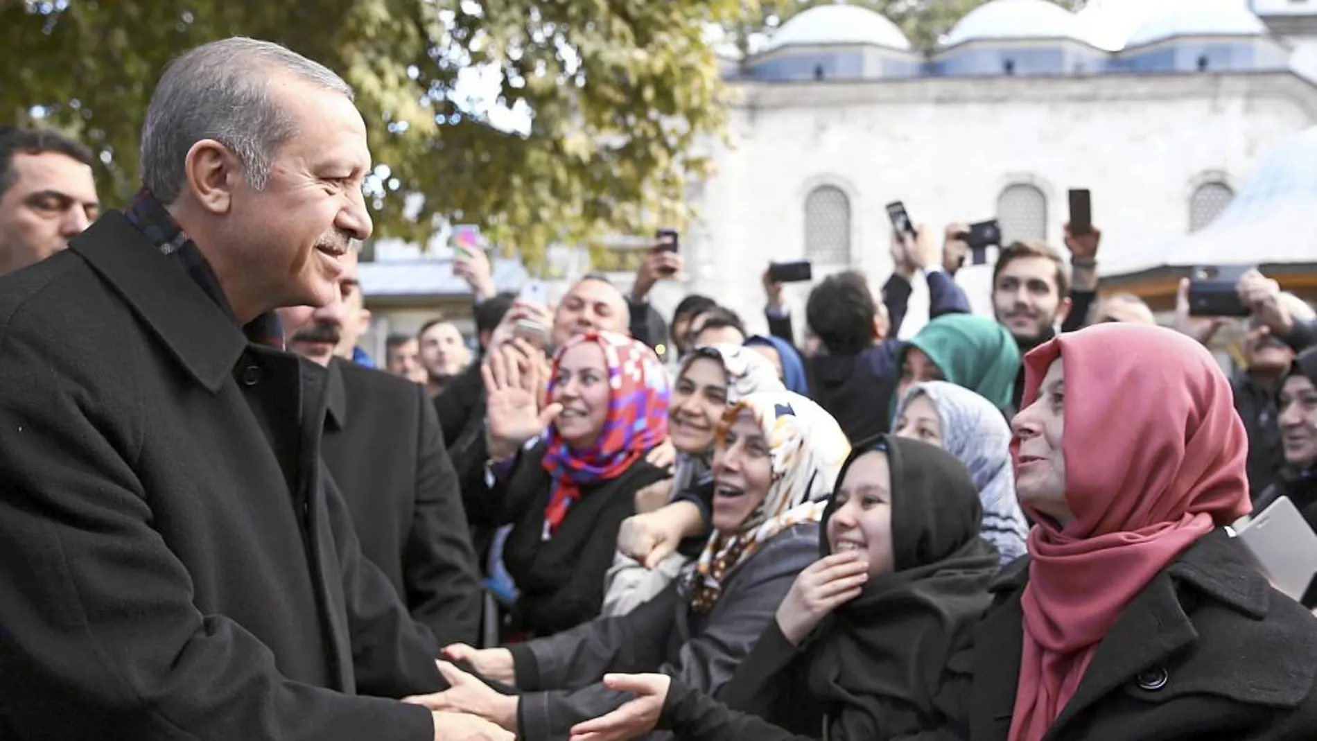 Una multitud de turcos felicita ayer a Erdogan en Estambul por el éxito de su partido en los comicios