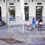 LA VUELTA A LO CONVENCIONAL. Ayer, el establecimiento levantó por completo la infraestructura. Ahora pedirán un nuevo permiso para poner una terraza sin tarima y con veladores y sombrillas convencionales.