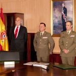 De izda. a dcha., Antonio Escamez, presidente de la Fundación Banco Santander, el director del Museo, General Antonio Izquierdo y el director del Instituto de Historia y Cultura Militar, General Enrique Vidal