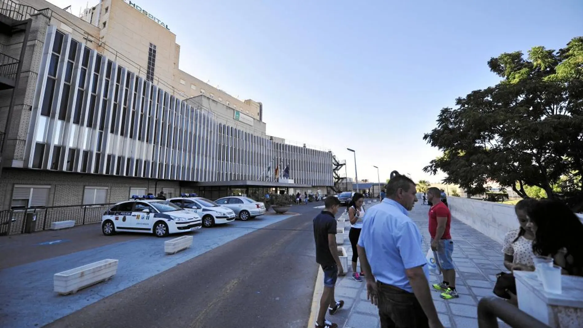 El hospital de Valme de Sevilla contratará tan sólo a dos médicos en las urgencias para tres meses