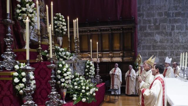 El cardenal arzobispo de Valladolid, Ricardo Blázquez, observa la imagen de la patrona