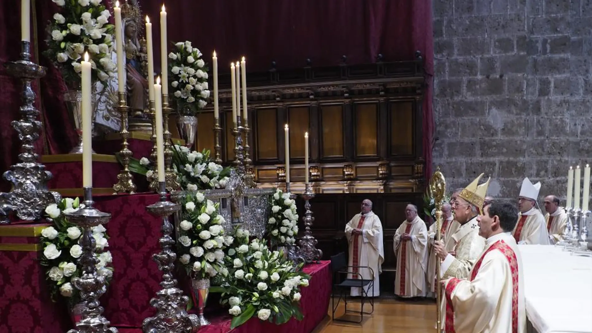 El cardenal arzobispo de Valladolid, Ricardo Blázquez, observa la imagen de la patrona