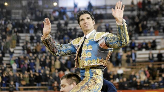 Cayetano sale a hombros del coso valenciano en la última de la feria