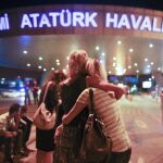 Los supervivientes se abrazan en la puerta de la termina