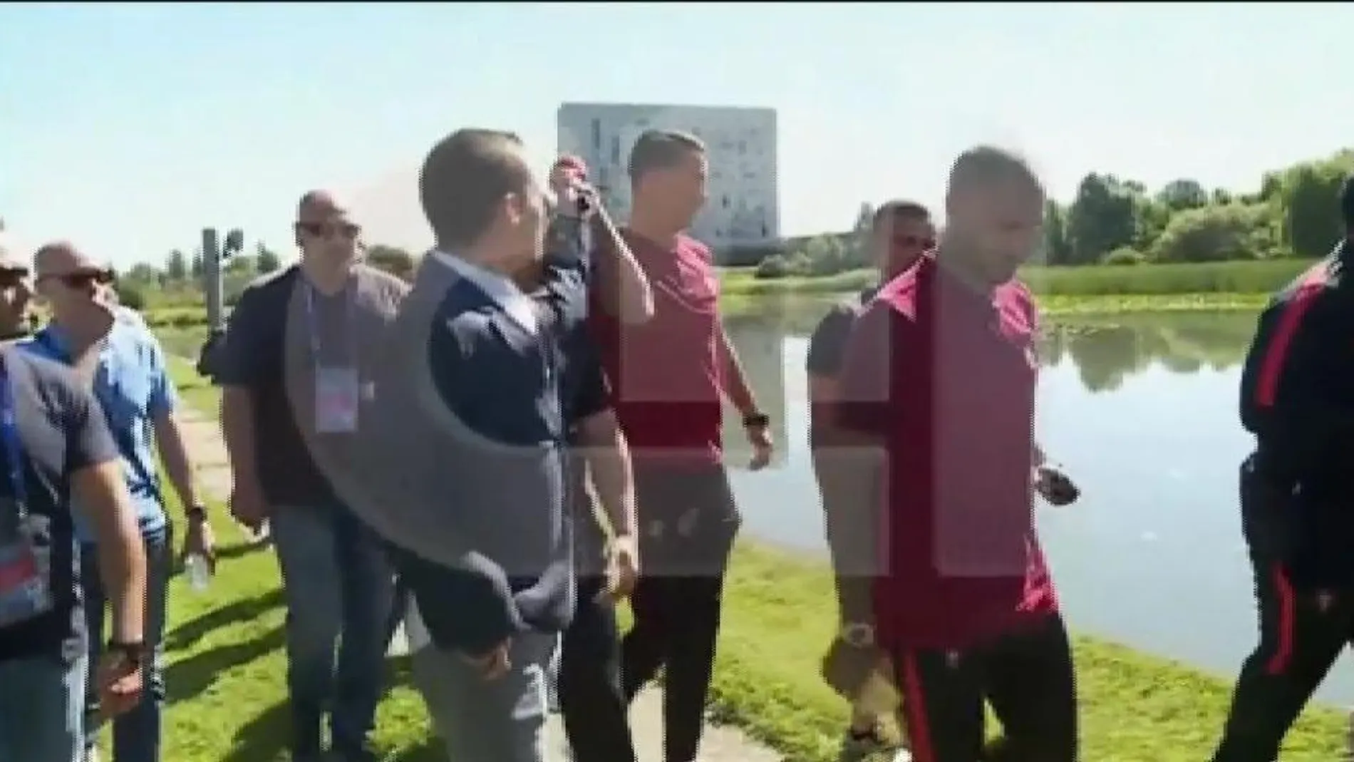 Fotograma del video en el que Ronaldo lanza el micrófono de un periodista al agua