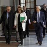 La presidenta de la Junta, Susana Díaz, rodeada de los socialistas Juan Cornejo, Manuel Jiménez Barrios, Mario Jiménez, detrás a la izquierda; y Máximo Díaz Cano