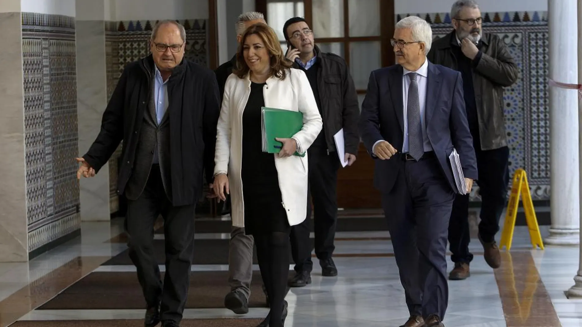La presidenta de la Junta, Susana Díaz, rodeada de los socialistas Juan Cornejo, Manuel Jiménez Barrios, Mario Jiménez, detrás a la izquierda; y Máximo Díaz Cano
