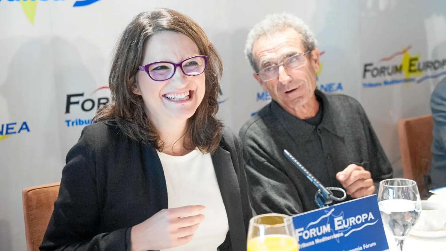 La vicepresidenta del Consell y líder de Compromís, Mónica Oltra, junto al agricultor Vicent Martí