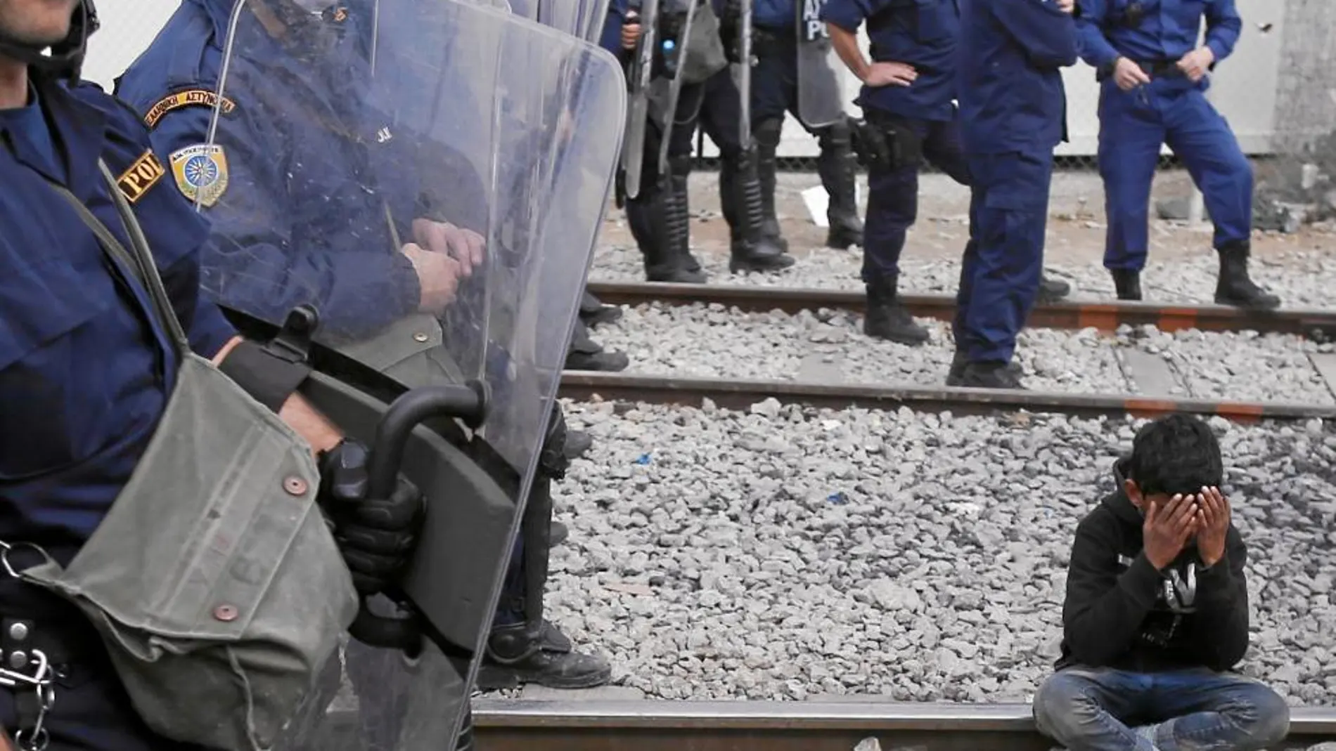 Un niño llora frente a un cordón policial en la frontera entre Grecia y Macedonia