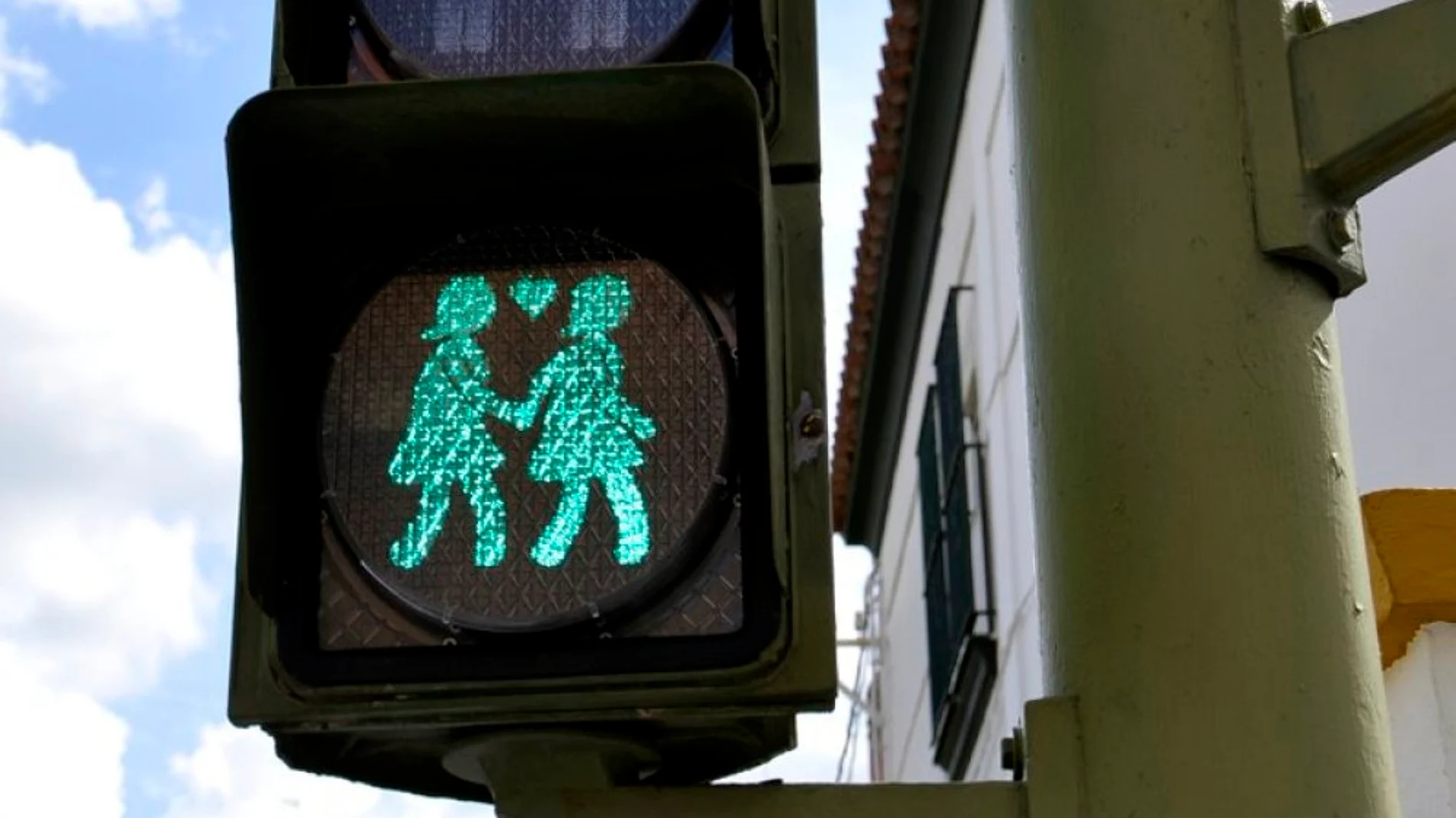 Semáforos «gay friendly» en el centro. La localidad gaditana de San Fernando estrenó el día 14 semáforos «inclusivos», que Carmena quiere copiar para el World Pride