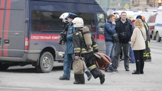 Bomberos y trabajadores de los servicios de emergencias se preparan para entrar en el metro tras el atentado terrorista