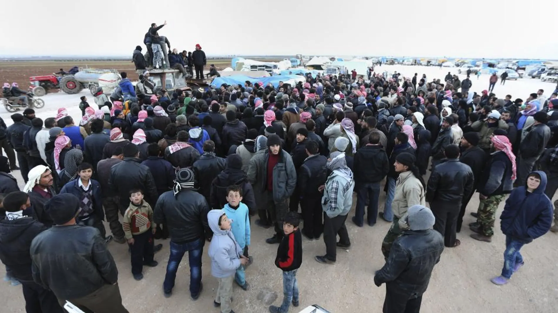 Refugiados sirios procedentes de Alepo en la frontera con Turquía.