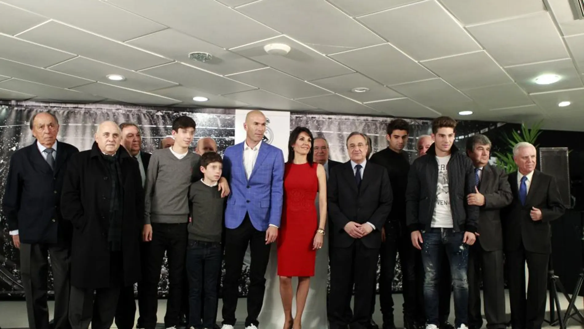 El francés Zinedine Zidane (5i) posa junto a su mujer, Véronique Zidane (c), y otros miembros de su famillia, con el presidente del Real Madrid, Florentino Pérez (5d), y los miembros de la Junta Directiva del club