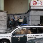Agentes de la Unidad Central Operativa (UCO) salen con varias cajas de la sede central de UGT-Asturias en Oviedo tras finalizar el registro