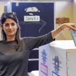 Virginia Raggi, candidata del M5E a la alcaldía de la capital italiana, ayer, en su colegio electoral