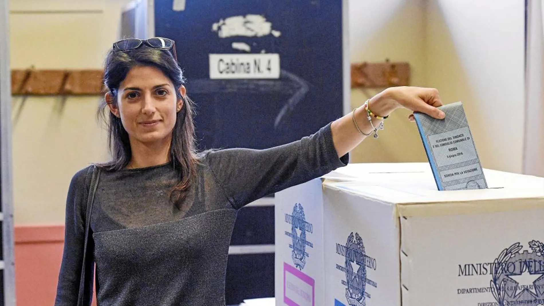 Virginia Raggi, candidata del M5E a la alcaldía de la capital italiana, ayer, en su colegio electoral