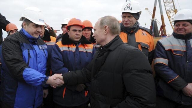 Putin saluda a los trabajadores que construyen el puente entre Crimea y Rusia