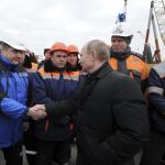 Putin saluda a los trabajadores que construyen el puente entre Crimea y Rusia