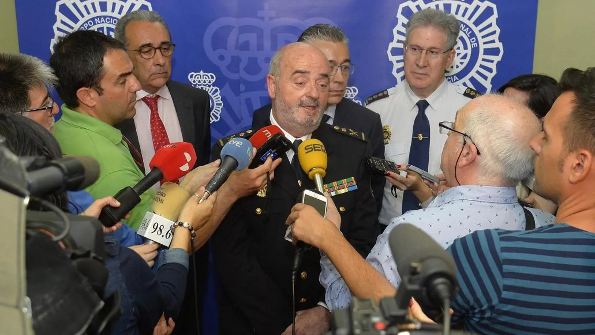Jorge Zurita atiende a la prensa junto al subdelegado en Burgos, Roberto Sáiz