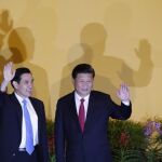 El presidente chino, Xi Jinping, y su homólogo taiwanés, Ma Ying-Jeou, saludan tras la histórica reunión