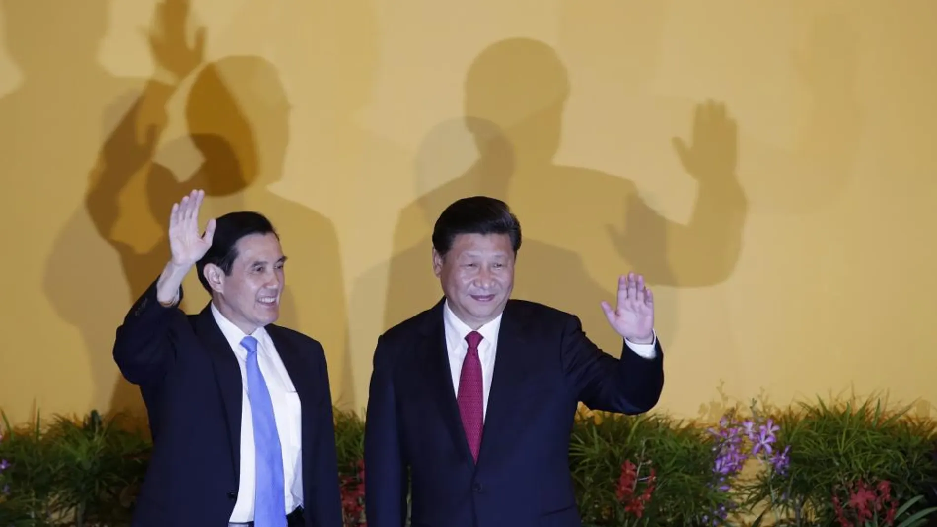 El presidente chino, Xi Jinping, y su homólogo taiwanés, Ma Ying-Jeou, saludan tras la histórica reunión