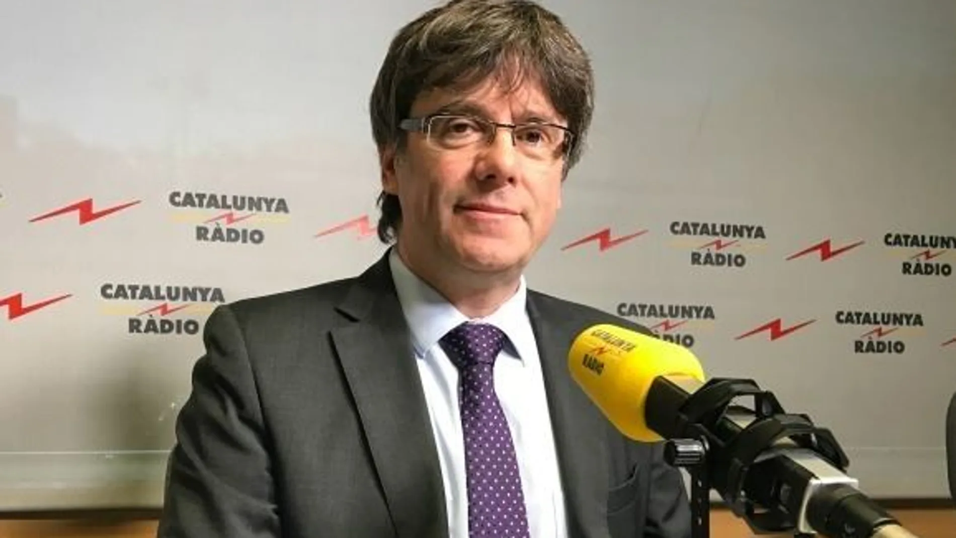 El presidente de la Generalitat, Carles Puigdemont, durante la entrevista en Catalunya Ràdio