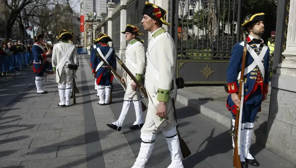 El Regimiento Inmemorial del Rey número 1 ejecutó, como cada último viernes de mes, el relevo entre los fusileros en el Palacio Buenavista