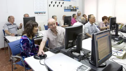 Un grupo de pensionistas de Soria participa en un proyecto para conocer las nuevas tecnologías