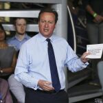 David Cameron con el folleto que enviará a los británicos