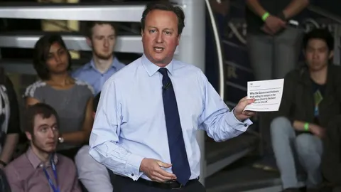 David Cameron con el folleto que enviará a los británicos