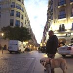El perro guía de Juan Carlos Chinarro está adiestrado para pararse en los bordillos: «Si no hay, cruza».