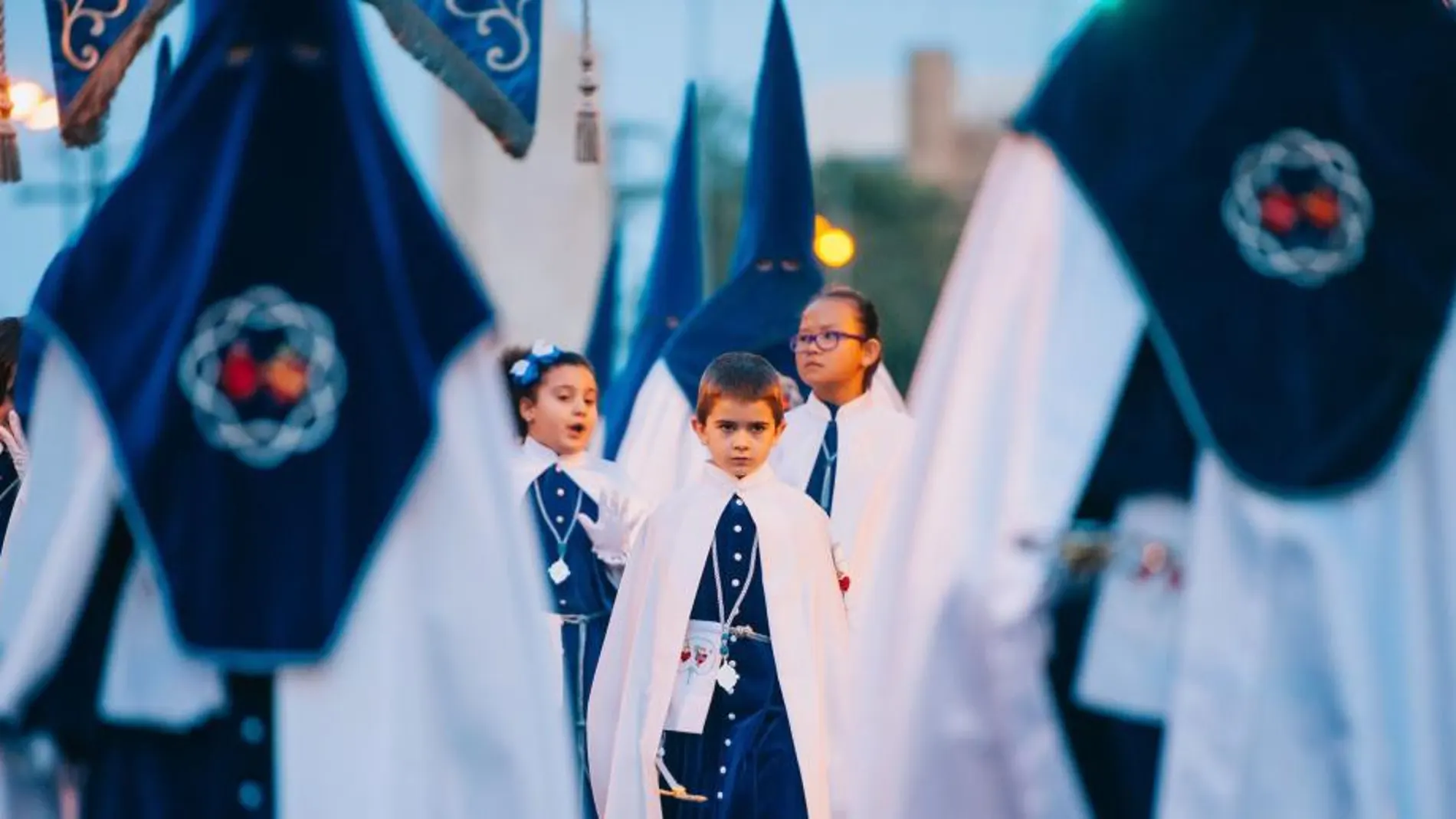 Las procesiones llenan durante horas las calles del barrio del Marítimo de Valencia