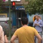 Atención peligro: peatón cruzando con el móvil
