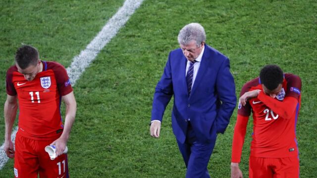 Los jugadores de la selección inglesa, Jamie Vardy y Dele Alli abandonan el campo de juego seguidos por el seleccionador, Roy Hodgson, tras terminar el partido