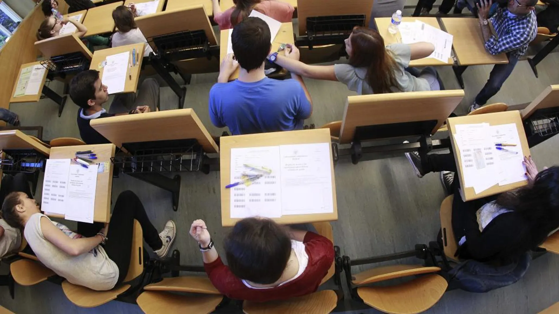 Varios jóvenes en una de las aulas de la Facultad de Odontología de la Universidad Complutense de Madrid, momentos antes del inicio de selectividad