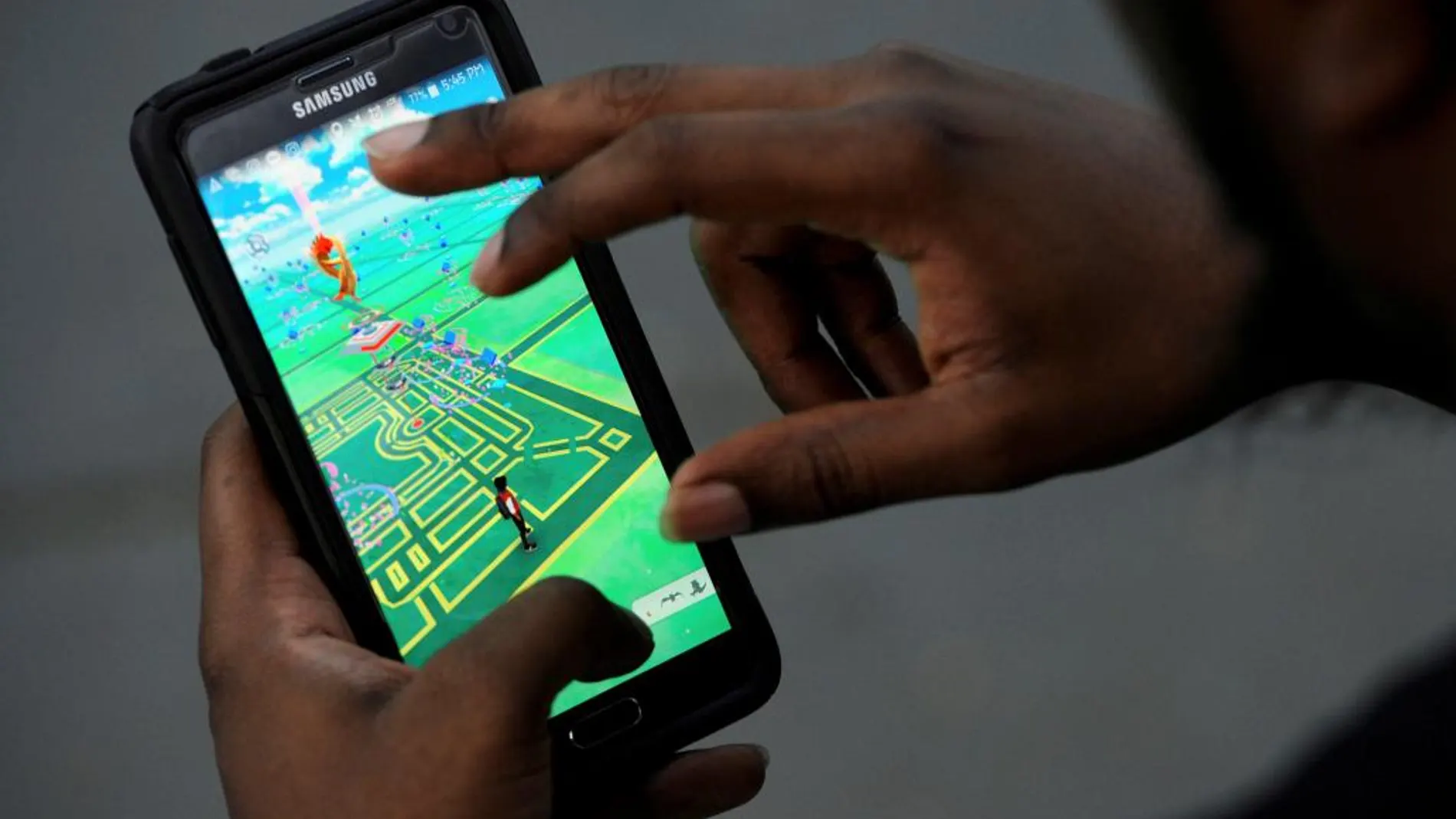 Un jugador con Pokemon Go en su móvil