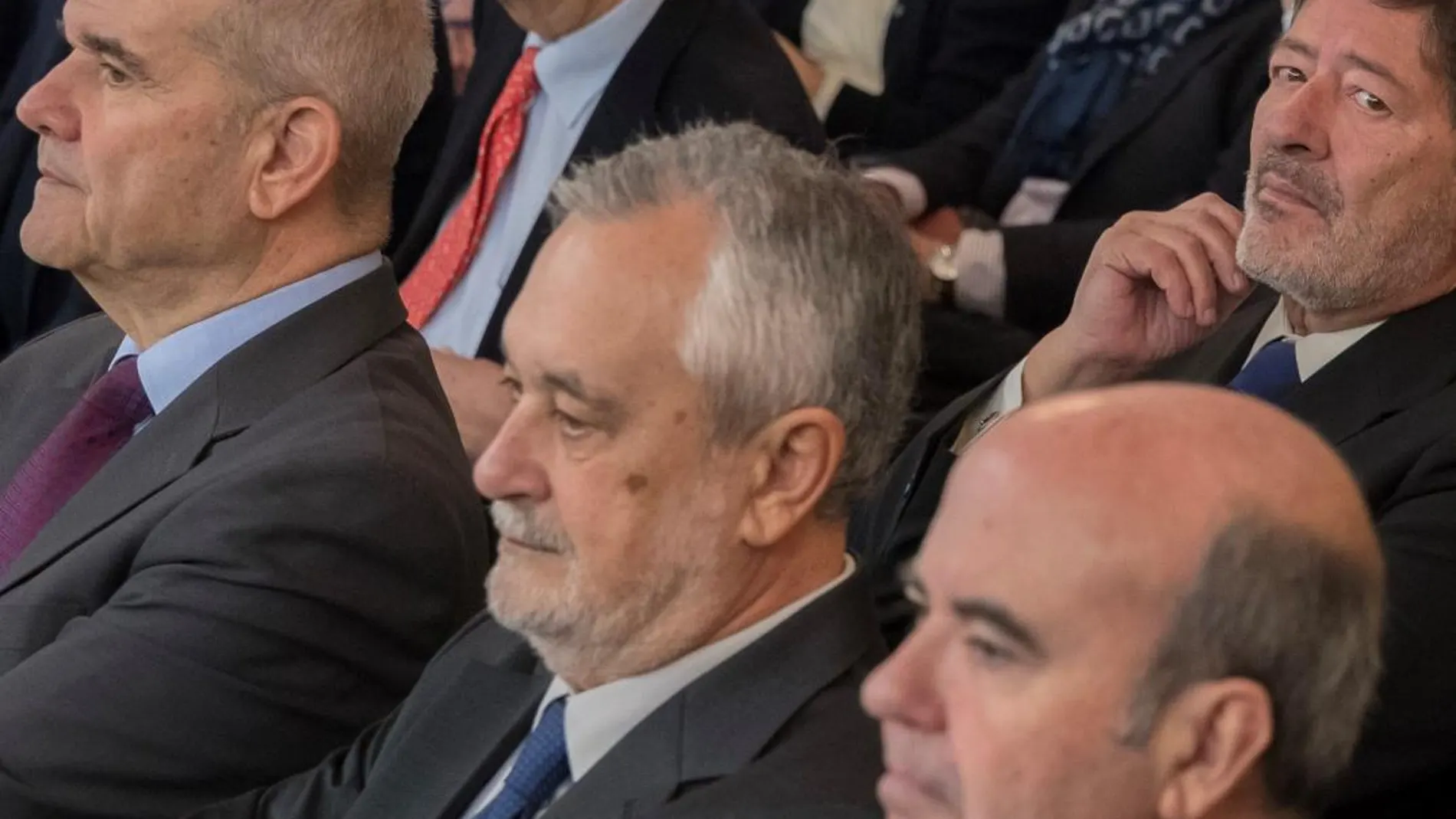 Manuel Chaves, José Antonio Griñán y Gaspar Zarrías, en primer término, y Francisco Javier Guerrero mirando a cámara