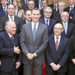 El rey Felipe VI , junto al ministro de Hacienda y Administraciones Públicas, Cristóbal Montoro y empresarios de grandes multinacionales, ayer, en el II Consejo Iberoamericano de la Productividad y Competitividad en Madrid.