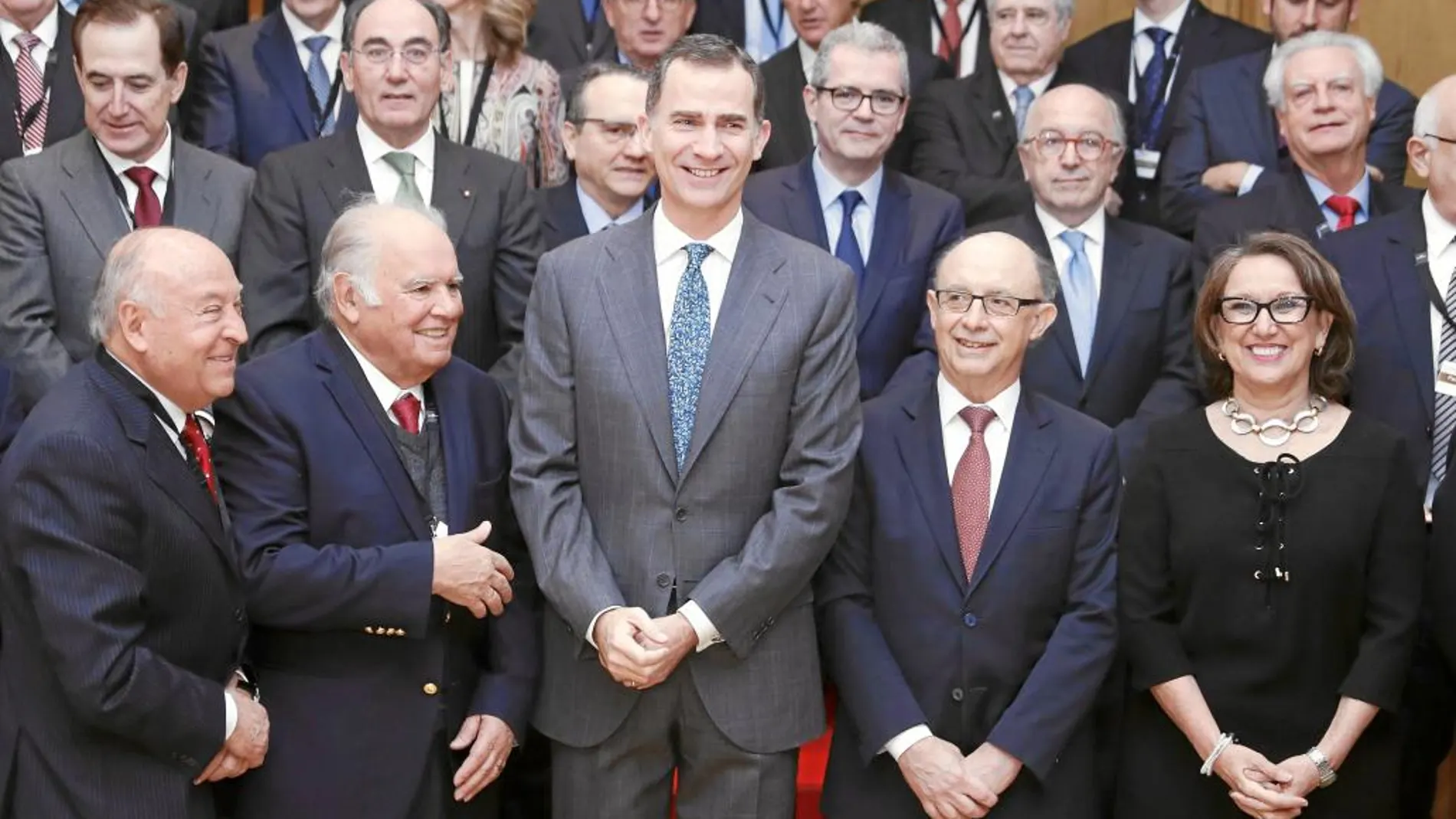 El rey Felipe VI , junto al ministro de Hacienda y Administraciones Públicas, Cristóbal Montoro y empresarios de grandes multinacionales, ayer, en el II Consejo Iberoamericano de la Productividad y Competitividad en Madrid.
