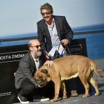 Ricardo Darín y Javier Cámara posan con un perro parecido al de la cinta