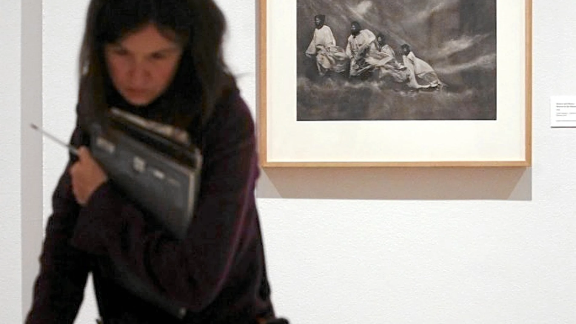 Una visitante de la muestra contempla parte del trabajo de Ortiz Echagüe