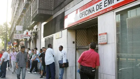 El desempleo cae una décima en abril en la eurozona y en la UE