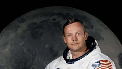 Neil Armstrong con el traje de la misión del Apolo XI