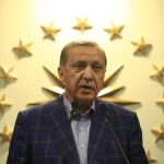 Tayyip Erdogan habla hoy tras el referéndum que ha aprobado hoy una reforma constitucional en Turquía que da más poder al presidente.